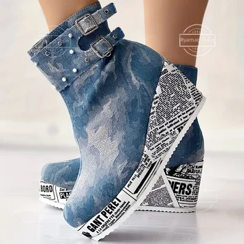 Женские джинсовые ботинки с цветными блоками, ботинки без застежки на платформе с пряжкой и украшенным шипами поясом, Модные туфли на танкетке до щиколотки